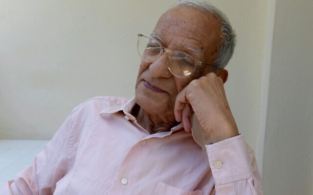 Le philosophe et anthropologue tunisien Youssef Seddik à son domicile dans la capitale de Tunis, le 23 mai 2020. (Crédit : FETHI BELAID / AFP)