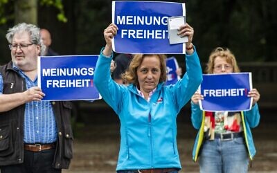 Beatrix von Storch, responsable adjointe du parti Alternative pour l'Allemagne (AfD), brandit une pancarte indiquant : "Liberté d'expression" lors d'une manifestation contre les mesures de confinement dans le cadre de la pandémie de coronavirus, à Berlin, le 23 mai 2020. (Crédit : John MACDOUGALL / AFP)