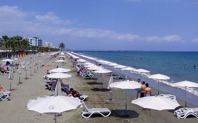 Les gens se rassemblent sur la plage Mackenzie dans la ville côtière de Larnaca sur l'île méditerranéenne de Chypre, le 23 mai 2020. (Crédit : Etienne TORBEY / AFP) Les gens se rassemblent sur la plage Mackenzie dans la ville côtière de Larnaca sur l'île méditerranéenne de Chypre, le 23 mai 2020. (Crédit : Etienne TORBEY / AFP)