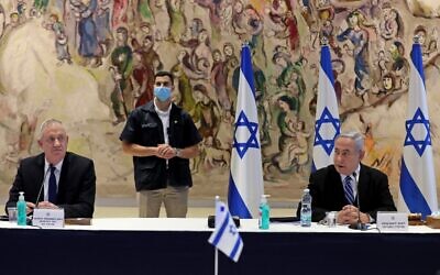 Le Premier ministre Benjamin Netanyahu, (à droite), et le Premier ministre d'alternance et ministre de la Défense Benny Gantz, (à gauche), lors de la réunion du cabinet du nouveau gouvernement organisée salle Chagall, à la Knesset de Jérusalem, le 24 mai 2020. (Crédit : ABIR SULTAN / POOL / AFP)