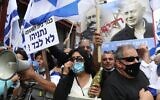 Des partisans de Netanyahu agitent des drapeaux et une affiche représentant le Premier ministre Benjamin Netanyahu et l'officier français Alfred Dreyfus, injustement condamné pour trahison en 1895, lors d'une manifestation devant le tribunal de Jérusalem  le 24 mai 2020.  (Photo par Menahem KAHANA / AFP)