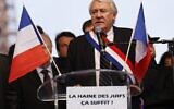 Le député Claude Goasguen prononce un discours alors qu'il participe à une réunion organisée à Paris par le CRIF dans le cadre des cérémonies de commémoration des sept victimes des attentats de Montauban et Toulouse, deux ans après les faits, le 19 mars 2014. (Crédit : Thomas SAMSON / AFP)