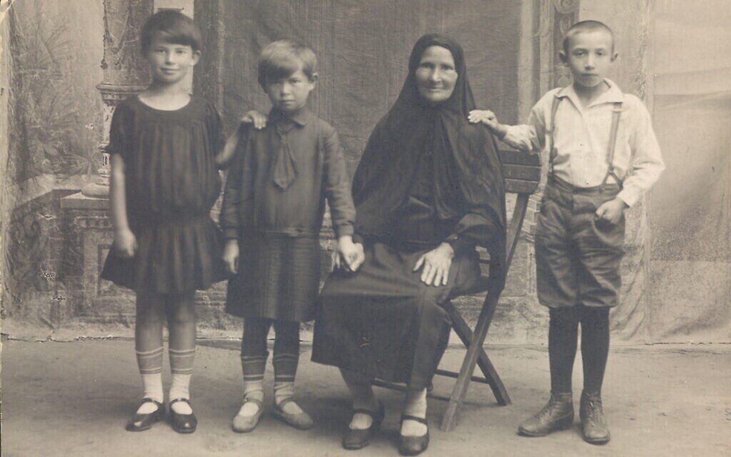 La mère d'Esther Safran Foer, Ethel, (à gauche), avec sa jeune sœur Pesha, leur grand-mère Rose et leur cousin Freika. (Autorisation)