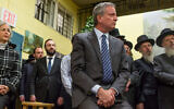 Le maire de la ville de New York, Bill de Blasio, assiste à une conférence de presse après avoir rencontré les dirigeants de la communauté juive Satmar pour dénoncer l'attaque de crimes haineux à Jersey City, le 12 décembre 2019 dans le quartier de Williamsburg à Brooklyn, New York. (Andrew Lichtenstein/Corbis via Getty Images)