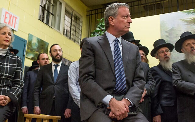 Le maire de la ville de New York, Bill de Blasio, assiste à une conférence de presse après avoir rencontré les dirigeants de la communauté juive Satmar pour dénoncer l'attaque de crimes haineux à Jersey City, le 12 décembre 2019 dans le quartier de Williamsburg à Brooklyn, New York. (Andrew Lichtenstein/Corbis via Getty Images) Le maire de la ville de New York, Bill de Blasio, assiste à une conférence de presse après avoir rencontré les dirigeants de la communauté juive Satmar pour dénoncer l'attaque de crimes haineux à Jersey City, le 12 décembre 2019 dans le quartier de Williamsburg à Brooklyn, New York. (Andrew Lichtenstein/Corbis via Getty Images)