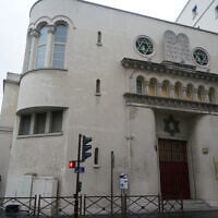 Illustration. Un homme quittant la synagogue de Neuilly-sur-Seine, France, le 11 décembre 2017. (Cnaan Liphshiz/JTA)