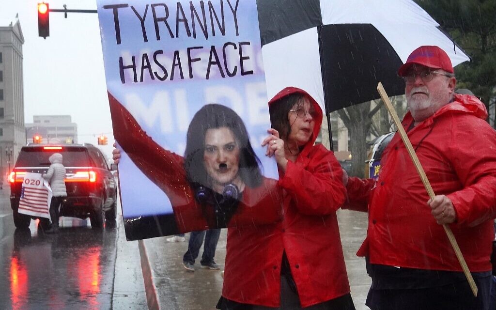 Des manifestants organisent un rassemblement devant le bâtiment de la capitale de l'État du Michigan pour protester contre l'ordre de confinement du gouverneur le 14 mai 2020 à Lansing, Michigan. (Crédit :  Olson/Getty Images/AFP)