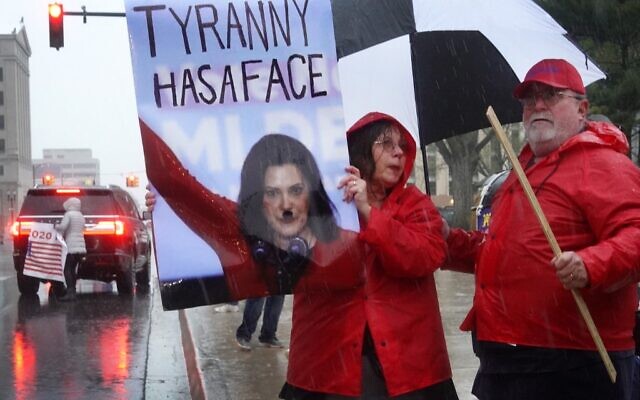 Des manifestants organisent un rassemblement devant le bâtiment de la capitale de l'État du Michigan pour protester contre l'ordre de confinement du gouverneur le 14 mai 2020 à Lansing, Michigan. (Crédit :  Olson/Getty Images/AFP)