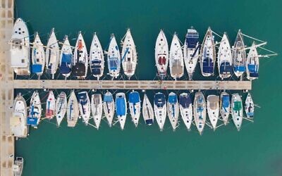 Des bateaux amarrés dans la Marina de Tel Aviv, Tel Aviv, avril 2020. (Crédit : Lord K2)