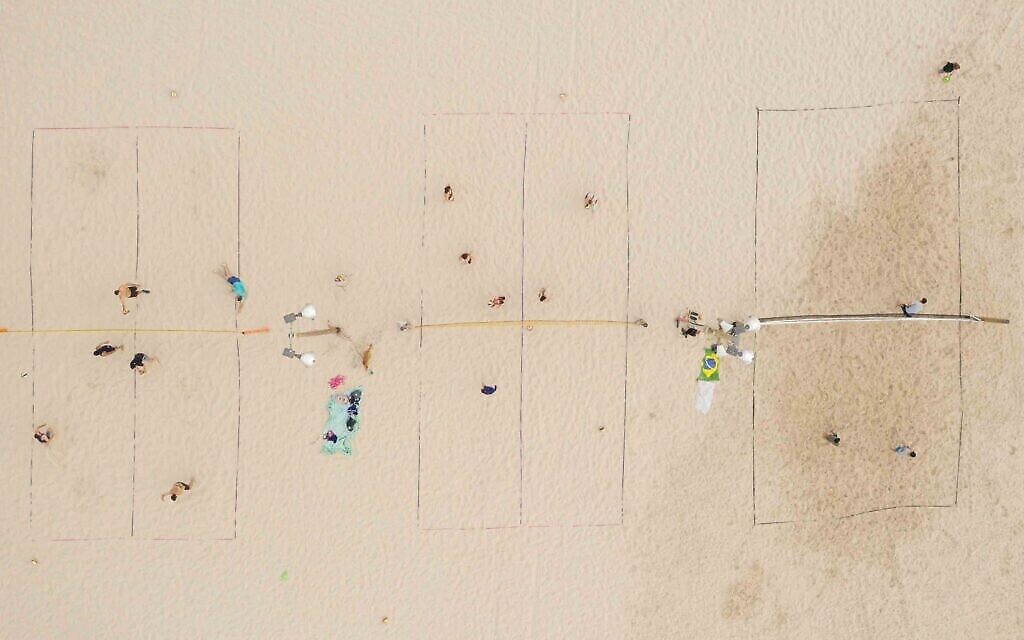 Parties de beach-volley sur la page Gordon, Tel Aviv, mai 2020. (Crédit : Lord K2)