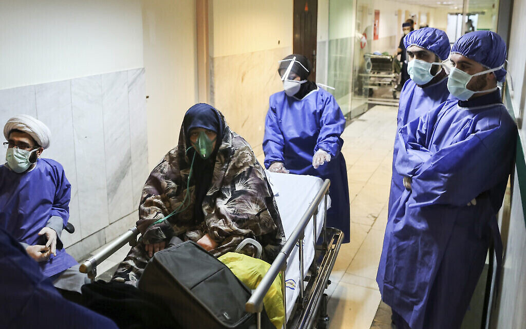 Un patient infecté par le coronavirus à l'hôpital Baqiyatallah Al'Azam affilié aux Gardiens de la révolution, à Téhéran, en Iran, le 7 mars 2020. (Crédit : Mohammad Hasan Zarifmanesh / Tasnim News Agency via AP) Un patient infecté par le coronavirus à l'hôpital Baqiyatallah Al'Azam affilié aux Gardiens de la révolution, à Téhéran, en Iran, le 7 mars 2020. (Crédit : Mohammad Hasan Zarifmanesh / Tasnim News Agency via AP)