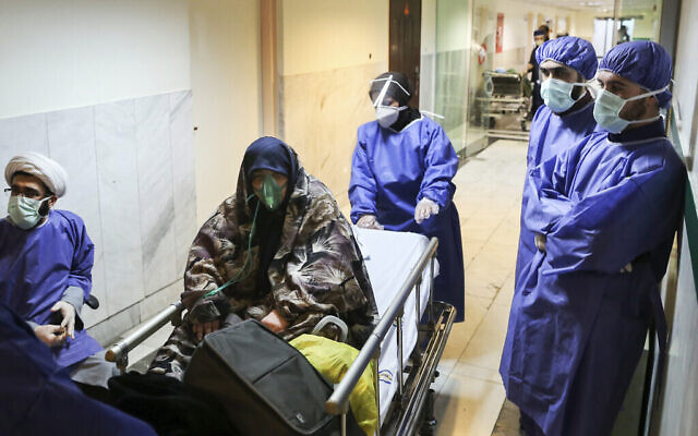 Un patient infecté par le coronavirus à l'hôpital Baqiyatallah Al'Azam affilié aux Gardiens de la révolution, à Téhéran, en Iran, le 7 mars 2020. (Crédit : Mohammad Hasan Zarifmanesh / Tasnim News Agency via AP) Un patient infecté par le coronavirus à l'hôpital Baqiyatallah Al'Azam affilié aux Gardiens de la révolution, à Téhéran, en Iran, le 7 mars 2020. (Crédit : Mohammad Hasan Zarifmanesh / Tasnim News Agency via AP)