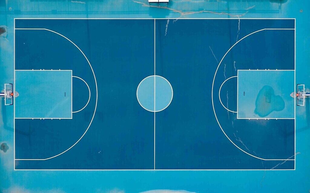 Un terrain de basketball au parc HaYarkon, mai 2020. (Crédit : Lord K2)