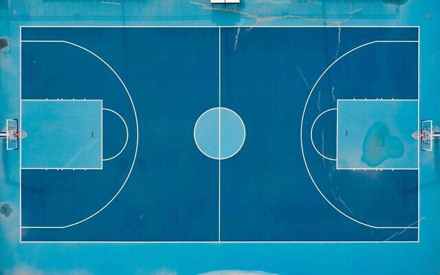 Un terrain de basketball au parc HaYarkon, mai 2020. (Crédit : Lord K2)