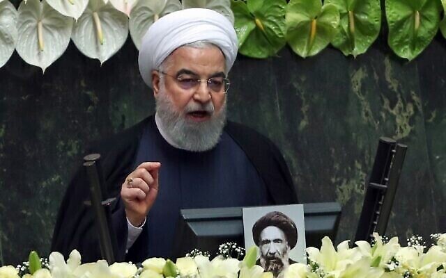 Le président iranien Hassan Rouhani prononce un discours lors de la session inaugurale du nouveau parlement à Téhéran, le 27 mai 2020. (Crédit : AFP) Le président iranien Hassan Rouhani prononce un discours lors de la session inaugurale du nouveau parlement à Téhéran, le 27 mai 2020. (Crédit : AFP)
