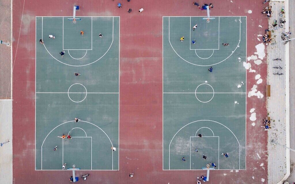 Des courts de basketball à Sportek, Tel Aviv, mai 2020. (Crédit : Lord K2)