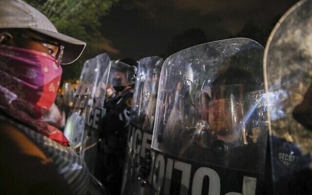 Une manifestation en réponse au meurtre par la police de George Floyd à Lafayette Square Park près de la Maison Blanche, le 29 mai 2020, à Washington. (Crédit : Tasos Katopodis / Getty Images / AFP) Une manifestation en réponse au meurtre par la police de George Floyd à Lafayette Square Park près de la Maison Blanche, le 29 mai 2020, à Washington. (Crédit : Tasos Katopodis / Getty Images / AFP)
