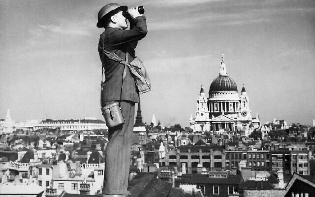 Photo d'illustration : Un observateur regarde la Guerre de Bretagne (Crédit : Domaine public)