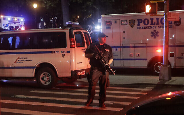 Un officier de police veille près de Fort Greene Park après qu'un véhicule de police a été incendié après un rassemblement au Barclays Center à la suite du décès de George Floyd, un homme noir, à Minneapolis, le 29 mai 2020, dans le quartier de Brooklyn de New York. (Crédit : AP / Frank Franklin II) Un officier de police veille près de Fort Greene Park après qu'un véhicule de police a été incendié après un rassemblement au Barclays Center à la suite du décès de George Floyd, un homme noir, à Minneapolis, le 29 mai 2020, dans le quartier de Brooklyn de New York. (Crédit : AP / Frank Franklin II)