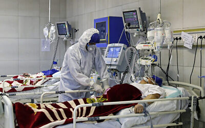 Un médecin soigne un patient infecté par le coronavirus dans un hôpital de Téhéran, en Iran, le 1er mars 2020. (Crédit : Ali Shirband / Mizan News Agency via AP)