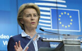 La présidente de la Commission européenne, Ursula von der Leyen, lors d'une conférence de presse après une vidéoconférence avec les dirigeants de l'UE au bâtiment du Conseil européen, à Bruxelles, le 23 avril 2020. (Crédit : Olivier Hoslet/AP)