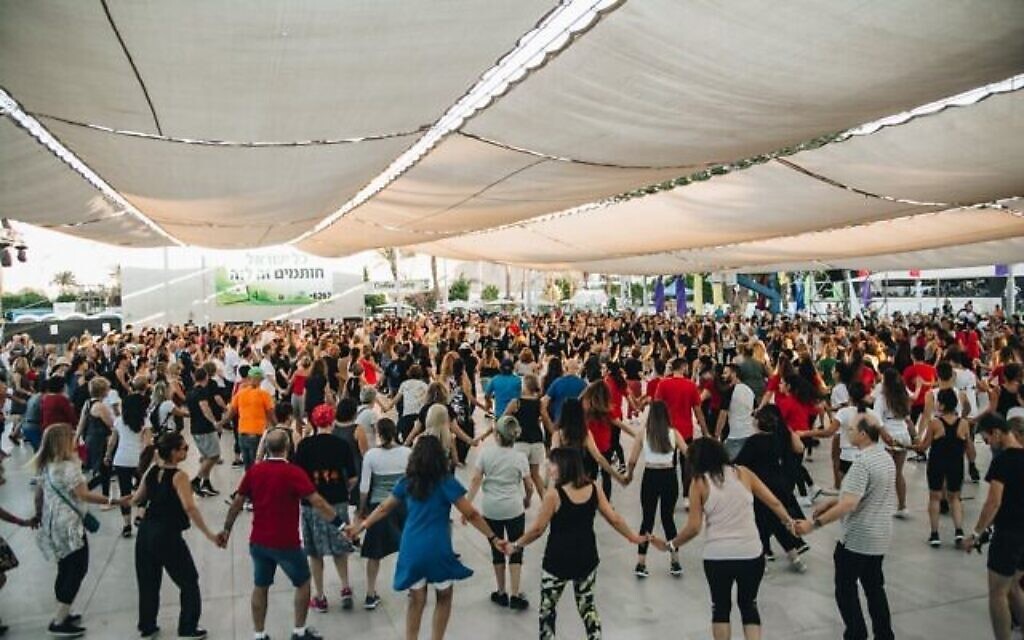 Une session de danse folklorique israélienne pendant le festival Bitnua, à Eilat, en Israël (Autorisation : Gadi Bitton/ via JTA)