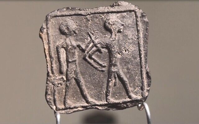 Pièce d'argile cananéenne vieille de 3 500 ans, découverte à Tel Gama (la ville cananéenne de Yarza), en mars 2020. (Crédit : Emil Eljam/Autorité israélienne des Antiquités)