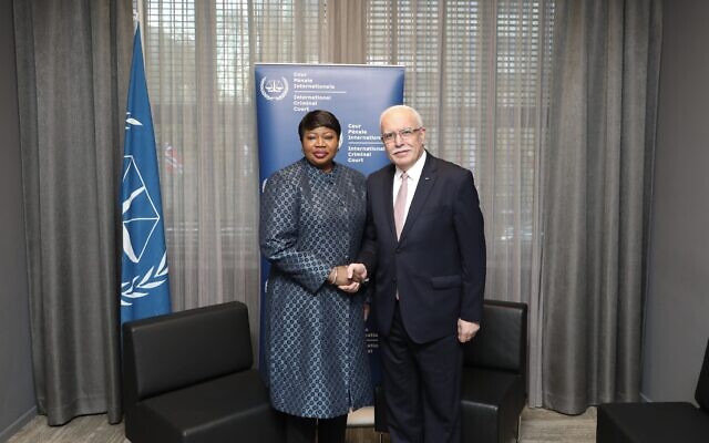 La procureure de la CPI Fatou Bensouda (à gauche) avec le ministre palestinien des Affaires étrangères Riyad al-Maliki en marge de l'Assemblée des États parties de la CPI à La Haye, le 2 décembre 2019. (Avec l'aimable autorisation de la Cour pénale internationale) La procureure de la CPI Fatou Bensouda (à gauche) avec le ministre palestinien des Affaires étrangères Riyad al-Maliki en marge de l'Assemblée des États parties de la CPI à La Haye, le 2 décembre 2019. (Avec l'aimable autorisation de la Cour pénale internationale)
