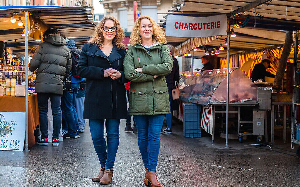 Sharon Heinrich, à gauche, et Gali Hadari gèrent Paris Chez Sharon. (Jcrédit ; érémie Korenfeld/via JTA)