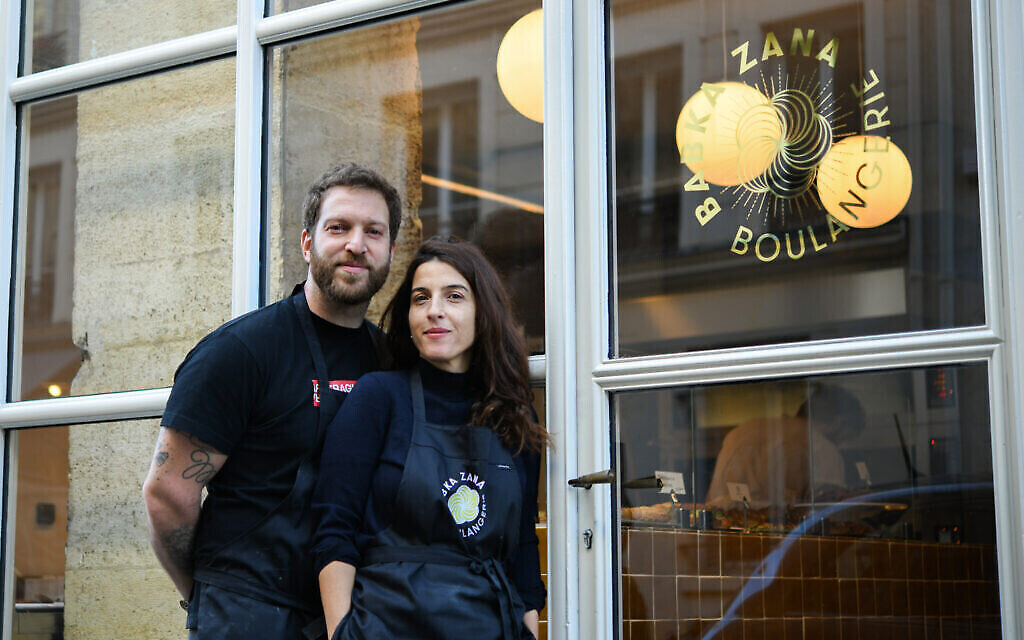 Emmanuel Murat et Sarah Amouyal, le couple qui a fondé la boulagerie Babka Zana à Paris. (Crédit : Geraldine Martens/via JTA)