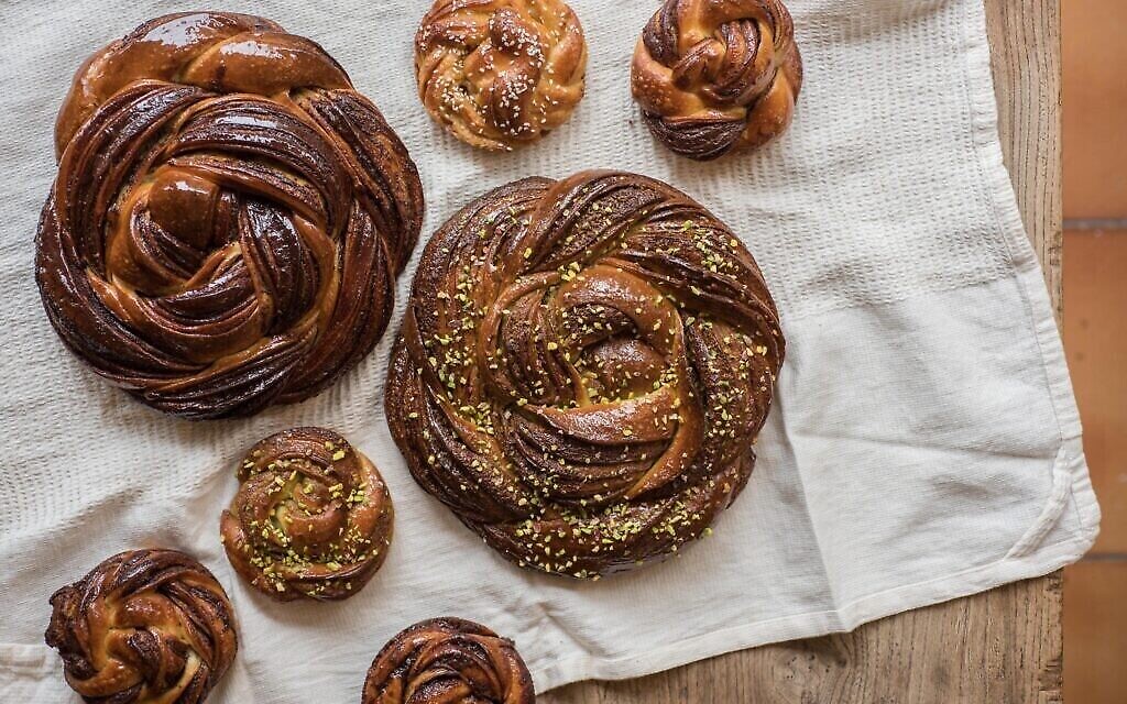 Les spécialités de Babka Zana, une boulangerie de Paris. (Crédit ; Geraldine Martens/via JTA)