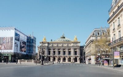 Le réalisateur de clips vidéo Philip Andelman documente des lieux publics vides de Paris pendant le confinement, en mai 2020. (Crédit : Philip Andelman/JTA)