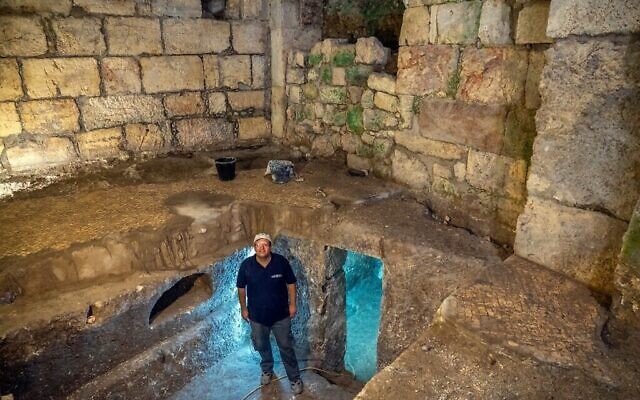 Le docteur Barak Monnickendam-Givon sur le site des fouilles a sous le Beit Strauss dans la Vieille Ville de Jérusalem, près du mur Occidental, en mai 2020 (Crédit : Yaniv Berman/Autorité israélienne des Antiquités)