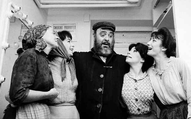 De gauche à droite : Maria-Karnilova, Tanya Everett, Zero Mostel, Julia-Migenes et Joanna Merlin en coulisses lors de la première du "Violoniste sur le toit" à l' Imperial Theater de New York City, le 22 septembre 1964 (Crédit : , AP/Autorisation de Roadside Attractions et Samuel Goldwyn Films/via JTA) De gauche à droite : Maria-Karnilova, Tanya Everett, Zero Mostel, Julia-Migenes et Joanna Merlin en coulisses lors de la première du "Violoniste sur le toit" à l' Imperial Theater de New York City, le 22 septembre 1964 (Crédit : , AP/Autorisation de Roadside Attractions et Samuel Goldwyn Films/via JTA)