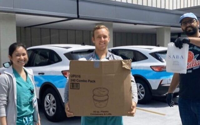 Alon Shaya livre du houmous et du pain pita aux professionnels de la santé dans le cadre du projet @ noladocproject. (Saba/ Facebook) Alon Shaya livre du houmous et du pain pita aux professionnels de la santé dans le cadre du projet @ noladocproject. (Saba/ Facebook)