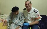 Sara Itzinger (à gauche), survivante de la Shoah, et son petit-fils Nissan Hefetz, après son rétablissement suite au COVID-19, mai 2020. (Autorisation)