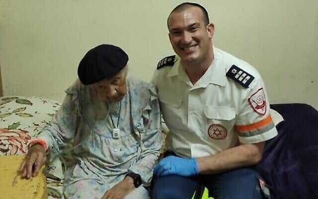 Sara Itzinger (à gauche), survivante de la Shoah, et son petit-fils Nissan Hefetz, après son rétablissement suite au COVID-19, mai 2020. (Autorisation) Sara Itzinger (à gauche), survivante de la Shoah, et son petit-fils Nissan Hefetz, après son rétablissement suite au COVID-19, mai 2020. (Autorisation)