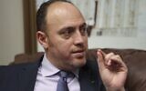 Husam Zomlot, envoyé palestinien à Washington, parle durant un entretien avec l'Associated Press à Washington, le 16 février 2018 (Crédit : AP Photo/Pablo Martinez Monsivais)