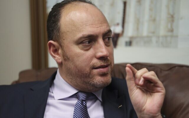 Husam Zomlot, envoyé palestinien à Washington, parle durant un entretien avec l'Associated Press à Washington, le 16 février 2018 (Crédit : AP Photo/Pablo Martinez Monsivais)