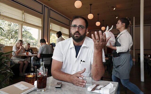 Alon Shaya s'exprime lors d'une interview avec l'Associated Press dans son restaurant Saba à la Nouvelle-Orléans, le 23 août 2018. (Gerald Herbert/AP) Alon Shaya s'exprime lors d'une interview avec l'Associated Press dans son restaurant Saba à la Nouvelle-Orléans, le 23 août 2018. (Gerald Herbert/AP)