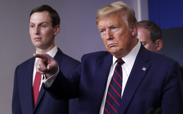 Le président américain Donald Trump désigne un journaliste pour poser une question alors qu'il parle du coronavirus dans la salle de presse James Brady de la Maison Blanche, le 2 avril 2020 à Washington, tandis que Jared Kushner, conseiller à la Maison Blanche, l'écoute. (AP Photo/Alex Brandon)