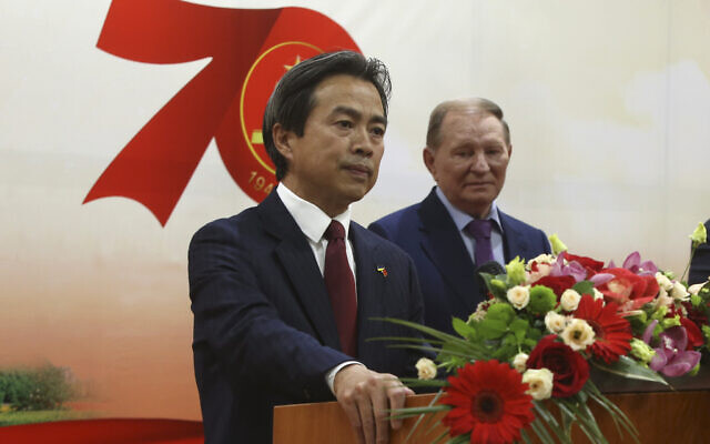 Du Wei, ambassadeur chinois, alors en poste en Ukraine, (à gauche), s'exprime lors d'une réception solennelle à Kiev, Ukraine, le 24 septembre 2019. (Crédit : Sergey Starostenko/Xinhua via AP)