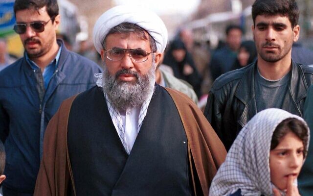 L'ancien ministre iranien des Renseignements Ali Fallahian, escorté par ses gardes du corps, à Téhéran le 22 décembre 2000. (Crédit : AP Photo/Hasan Sarbakhshian, Dossier) L'ancien ministre iranien des Renseignements Ali Fallahian, escorté par ses gardes du corps, à Téhéran le 22 décembre 2000. (Crédit : AP Photo/Hasan Sarbakhshian, Dossier)