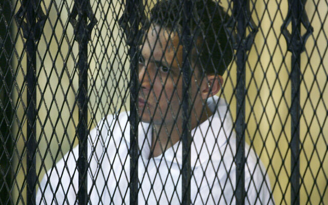 Mohsen al-Sukkari lors de son procès devant la cour du Caire, en Égypte, le 18 octobre 2008. (Crédit : AP / Nasser Nasser) Mohsen al-Sukkari lors de son procès devant la cour du Caire, en Égypte, le 18 octobre 2008. (Crédit : AP / Nasser Nasser)
