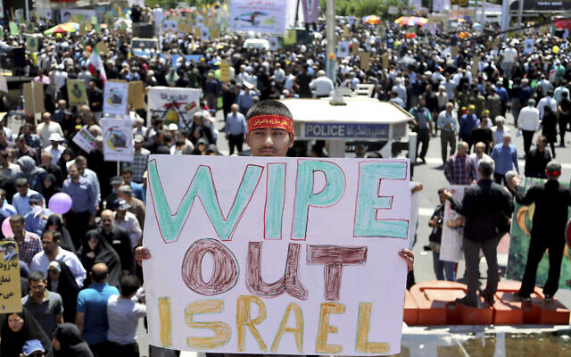 Un manifestant iranien pendant la journée d'Al-Qods, brandit une pancarte appelant à éradiquer Israël, à Téhéran le 8 juin 2018. (Crédit : AP Photo/Ebrahim Noroozi)