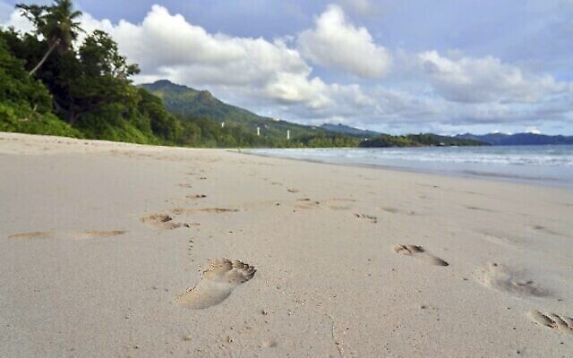 Une plage des Seychelles, le 1 mars 2019. (Crédit : AP Photo/David Keyton)