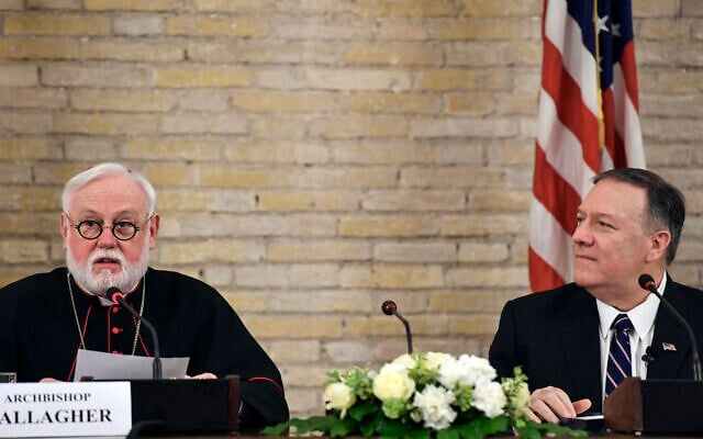 Mgr Paul Gallagher, Secrétaire du Saint-Siège pour les relations avec les Etats, est assis aux côtés du Secrétaire d'Etat américain Mike Pompeo lors de sa visite au Vatican, le mercredi 2 octobre 2019.(Andreas Solaro/Pool Photo via AP) Mgr Paul Gallagher, Secrétaire du Saint-Siège pour les relations avec les Etats, est assis aux côtés du Secrétaire d'Etat américain Mike Pompeo lors de sa visite au Vatican, le mercredi 2 octobre 2019.(Andreas Solaro/Pool Photo via AP)