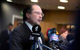 Le ministre autrichien des Affaires étrangères Alexander Schallenberg  s'exprime devant les médias à son arrivée à une réunion des ministres des Affaires étrangères européens à Bruxelles, le 20 janvier 2020 (Crédit : AP Photo/Virginia Mayo)