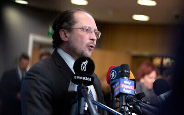 Le ministre autrichien des Affaires étrangères Alexander Schallenberg s'exprime devant les médias à son arrivée à une réunion des ministres des Affaires étrangères européens à Bruxelles, le 20 janvier 2020 (Crédit : AP Photo/Virginia Mayo) Le ministre autrichien des Affaires étrangères Alexander Schallenberg s'exprime devant les médias à son arrivée à une réunion des ministres des Affaires étrangères européens à Bruxelles, le 20 janvier 2020 (Crédit : AP Photo/Virginia Mayo)