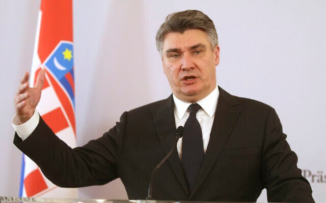 Le président croate Zoran Milanovic s'adresse aux journalistes après des entretiens avec le président autrichien Alexander Van der Bellen au palais de la Hofburg à Vienne, en Autriche, le 2 mars 2020. (AP Photo / Roland Zak) Le président croate Zoran Milanovic s'adresse aux journalistes après des entretiens avec le président autrichien Alexander Van der Bellen au palais de la Hofburg à Vienne, en Autriche, le 2 mars 2020. (AP Photo / Roland Zak)